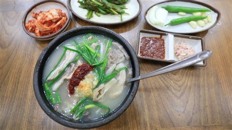  Dwaeji Gukbap: Una sopa de cerdo que acaricia el alma con su calor y especias aromáticas!