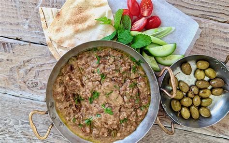  Ful Medames: Una explosión de sabores terrosos y texturas cremosas que te transportarán a Xiuhuiya!