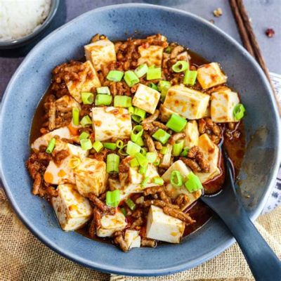  Mapo Tofu: ¡Una explosión de sabor picante que se funde en una suave textura sedosa!