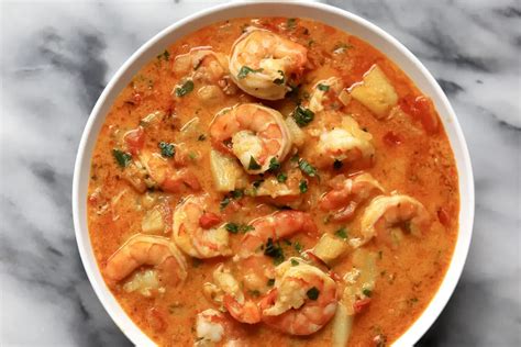  Moqueca de Camarão: Una explosión tropical de sabor y textura que te transportará a las playas de Porto Seguro!