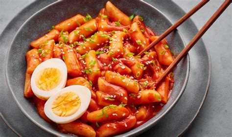  ¡Tteokbokki picante y reconfortante: una explosión de sabores en la bulliciosa Seúl!