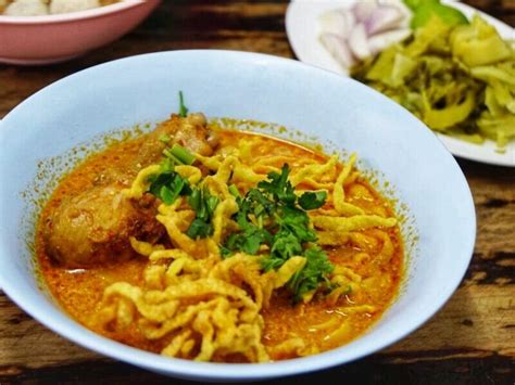  Khao Soi: Un caldo de curry aromático y picante que te transportará a las calles de Chiang Mai