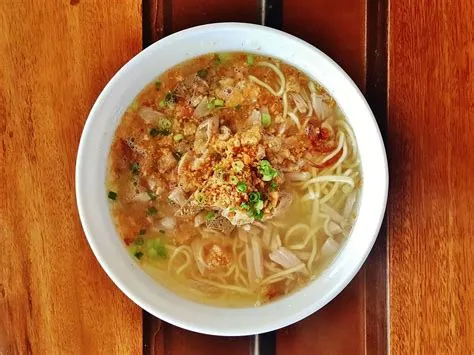  La Paz Batchoy: ¡Una explosión de sabores umami con un toque picante!