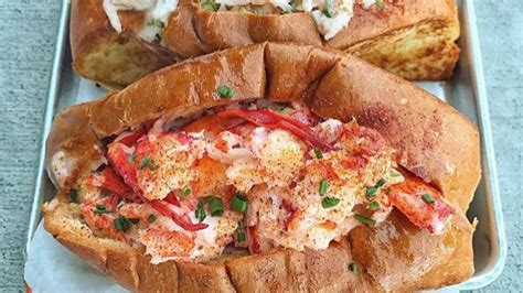  ¡Degusta la deliciosa complejidad del Lobster Roll en Indianapolis! Un clásico americano de verano que combina mariscos frescos y pan crujiente para una explosión de sabor